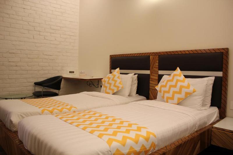 Fabhotel Daffodil Huda City Center Gurgaon Bagian luar foto